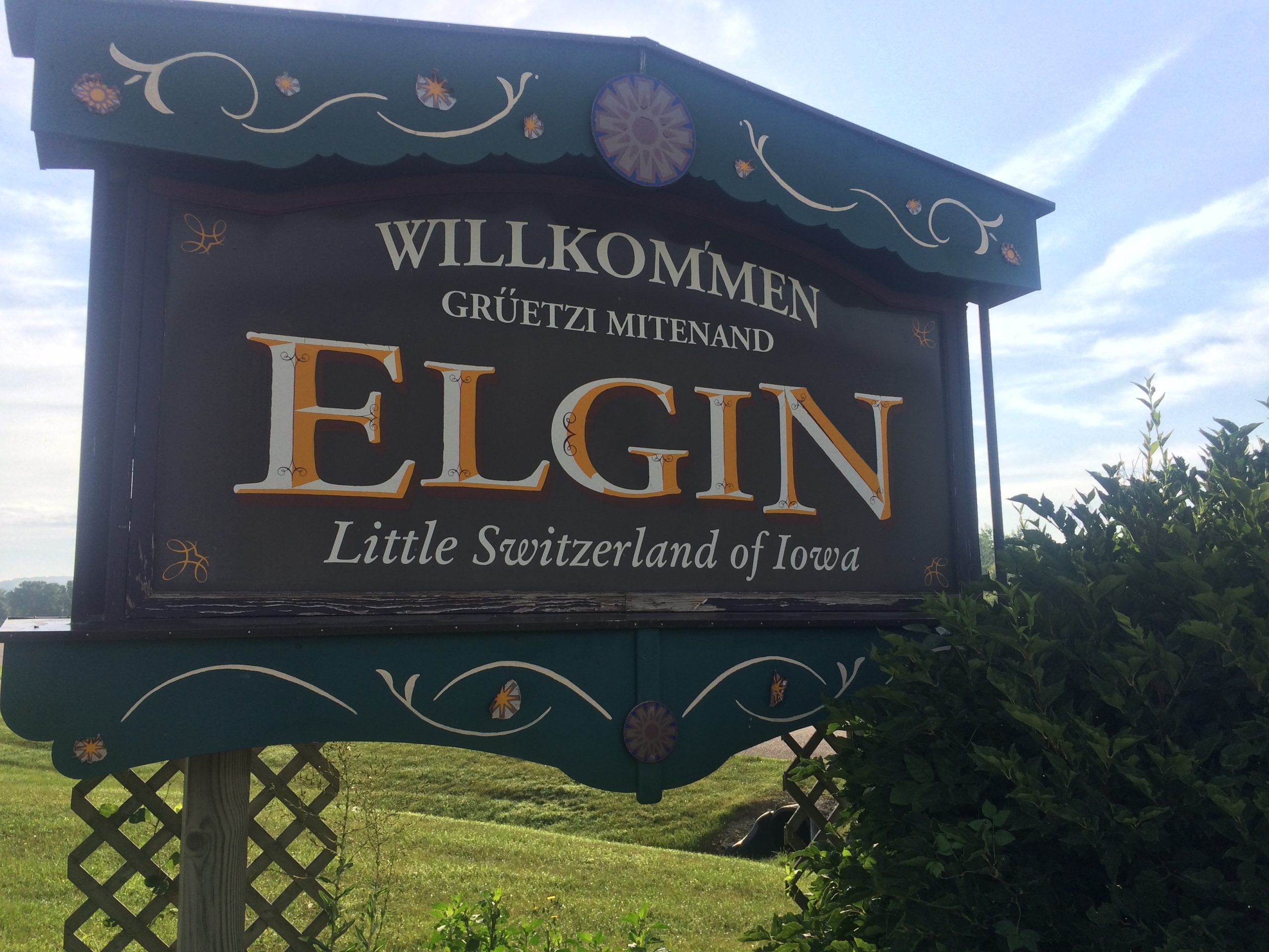 Photo of entry sign into Elgin, Iowa.